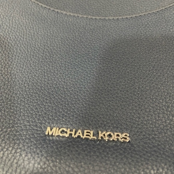 Navy blue NWT MICHAEL KORS PURSE🎁🎁🎁🎁medium to large size, super roomy and cute. - Picture 9 of 9